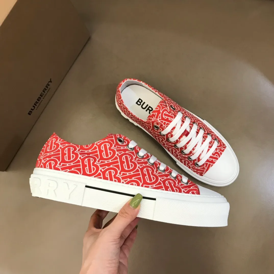 Men's Shoes 💰380 B's men's classic low-top sneakers are reinterpreted in Vintage checkered cotton material and decorated with a new brand logo. First-grain cowhide lining, embossed Burberry lettering logo on the heel, original outsole! 38-46